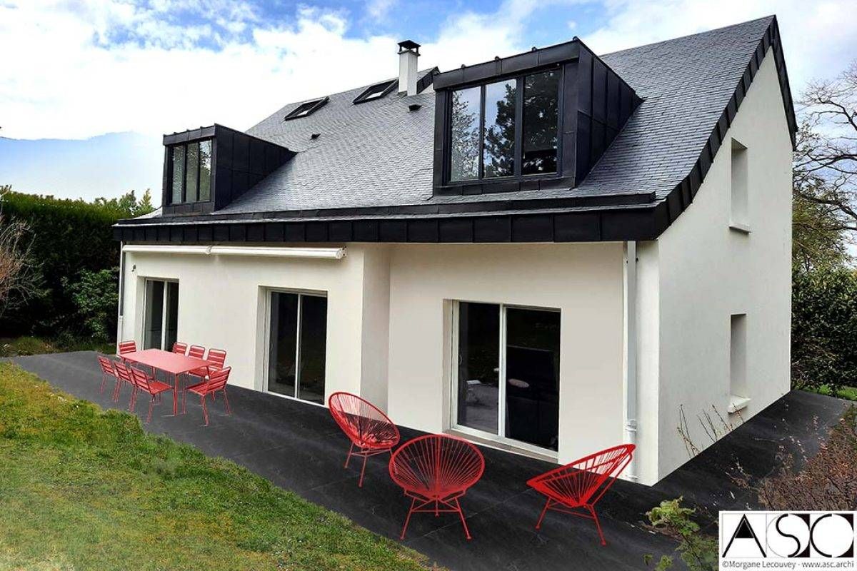 Isolation et lucarnes de toit d'une maison individuelle